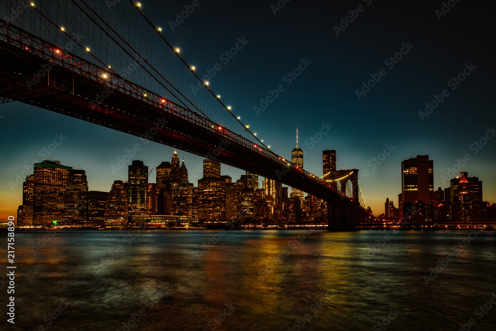 Naklejka premium Brooklyn Bridge, seen from Dumbo Park after sunset, during the 
