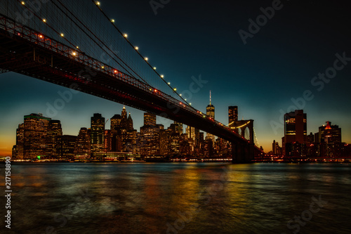 Fototapeta Naklejka Na Ścianę i Meble -  Brooklyn Bridge, seen from Dumbo Park after sunset, during the 