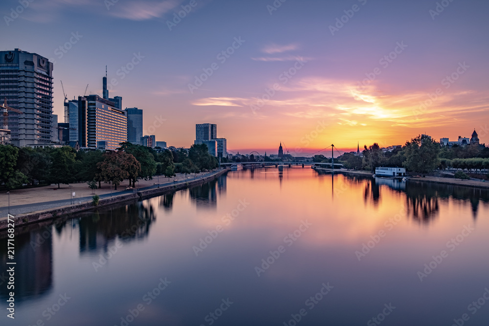 Fototapeta premium Sonnenaufgang in Frankfurt am Main