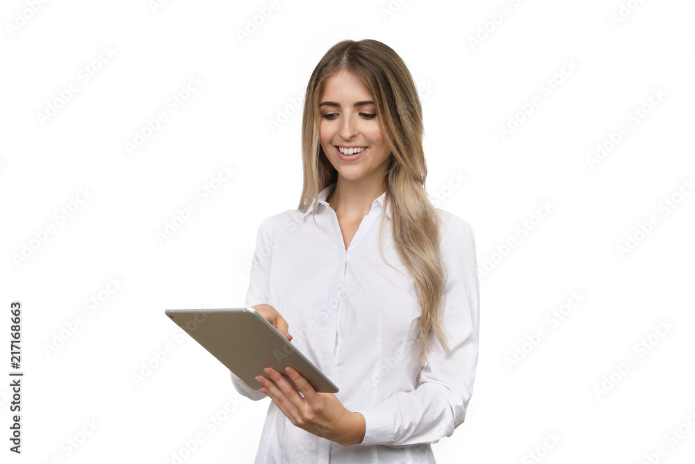 Hübsche blonde Frau schaut lächelnd auf ein tablet Hübsche blonde Frau schaut lächelnd auf ein tablet