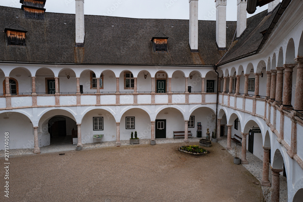 Fototapeta premium Schloss Ort - Innenhof | Oberösterreich