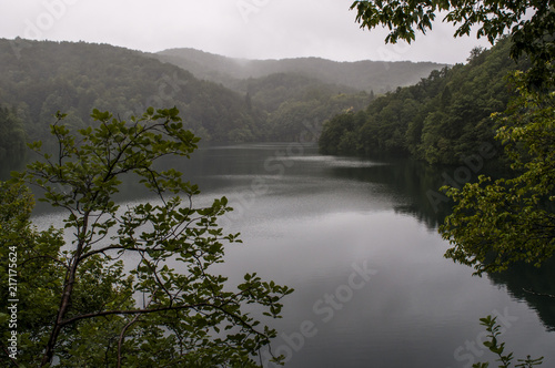 Croazia, 28/06/2018: lago nel Parco Nazionale dei Laghi di Plitvice, uno dei parchi più antichi dello stato, nella zona montuosa carsica della Croazia centrale al confine con la Bosnia Erzegovina