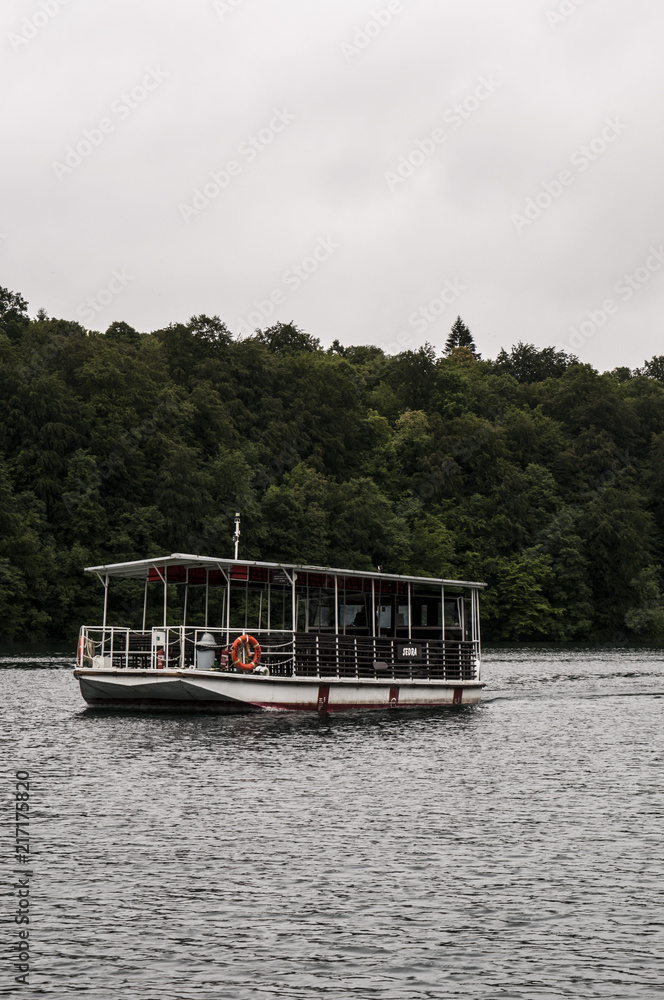 Croazia, 28/06/2018: barca turistica sul lago nel Parco Nazionale dei Laghi di Plitvice, uno dei parchi più antichi dello Stato al confine con la Bosnia Croazia, 28/06/2018: barca turistica sul lago nel Parco Nazionale dei Laghi di Plitvice, uno dei parchi più antichi dello Stato al confine con la Bosnia