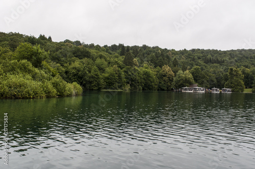 Croazia  28 06 2018  barche turistiche sul lago nel Parco Nazionale dei Laghi di Plitvice  uno dei parchi pi   antichi dello Stato al confine con la Bosnia