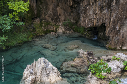 roazia  28 06 2018  rocce  grotte e lago nel Parco Nazionale dei Laghi di Plitvice  uno dei parchi pi   antichi dello Stato al confine con la Bosnia Erzegovina
