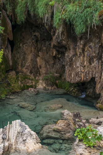 roazia, 28/06/2018: rocce, grotte e lago nel Parco Nazionale dei Laghi di Plitvice, uno dei parchi più antichi dello Stato al confine con la Bosnia Erzegovina