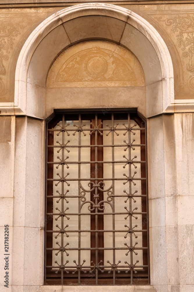 antica finestra con inferriata ferro battuto Como, Italia