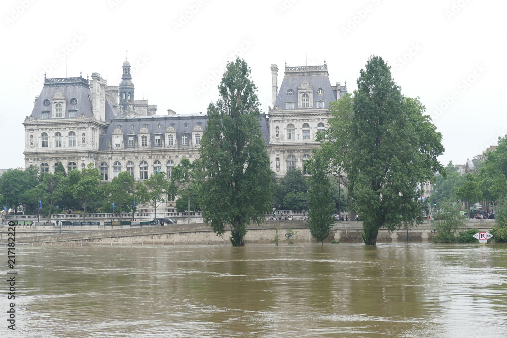 Mairie de Paris avec La Seine en crue, inondations 2016