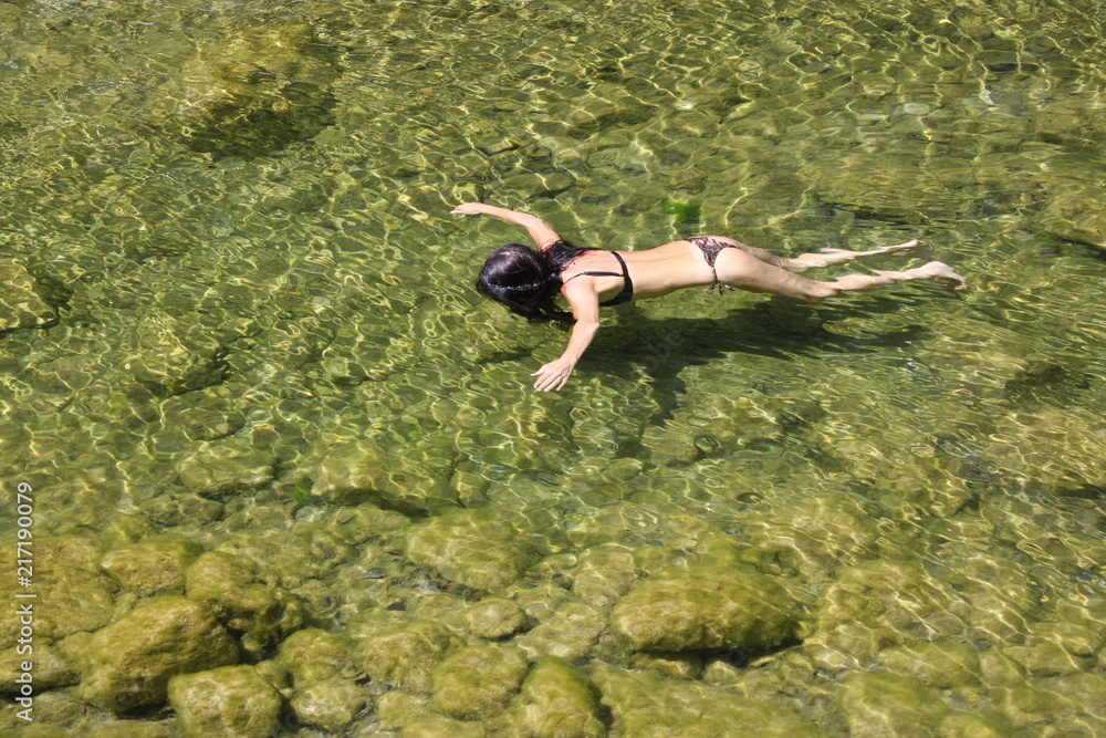Donna che nuota nel Fiume