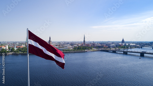 Foto Panorama of Riga city with a big Latvian flag in foreground