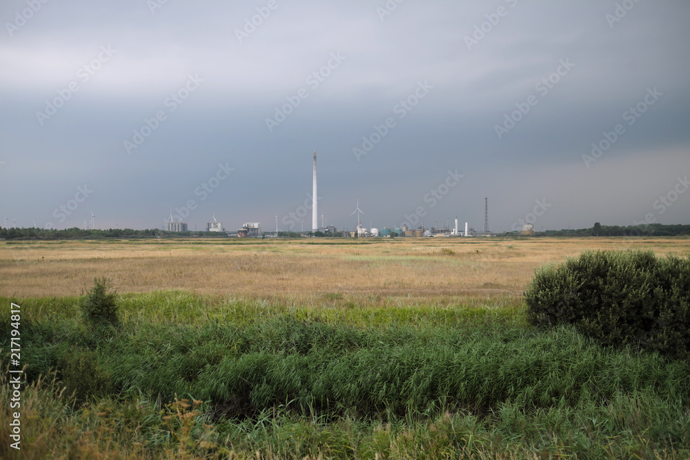 Industrieanlagen an der Nordseeküste bei Wilhelmshaven - Stockfoto