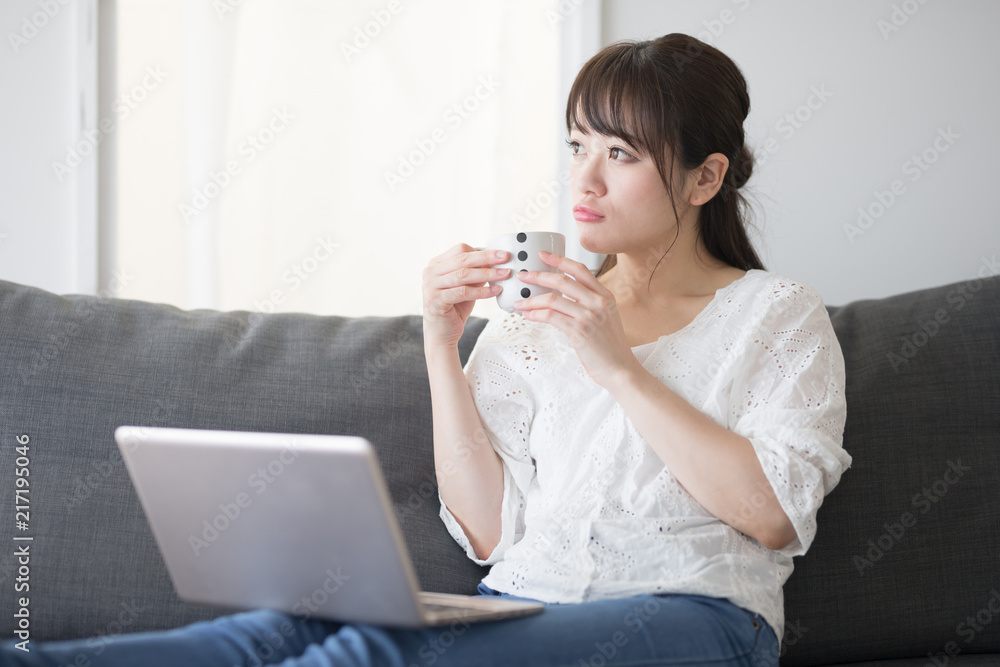 パソコン・女性・ソファ パソコン・女性・ソファ