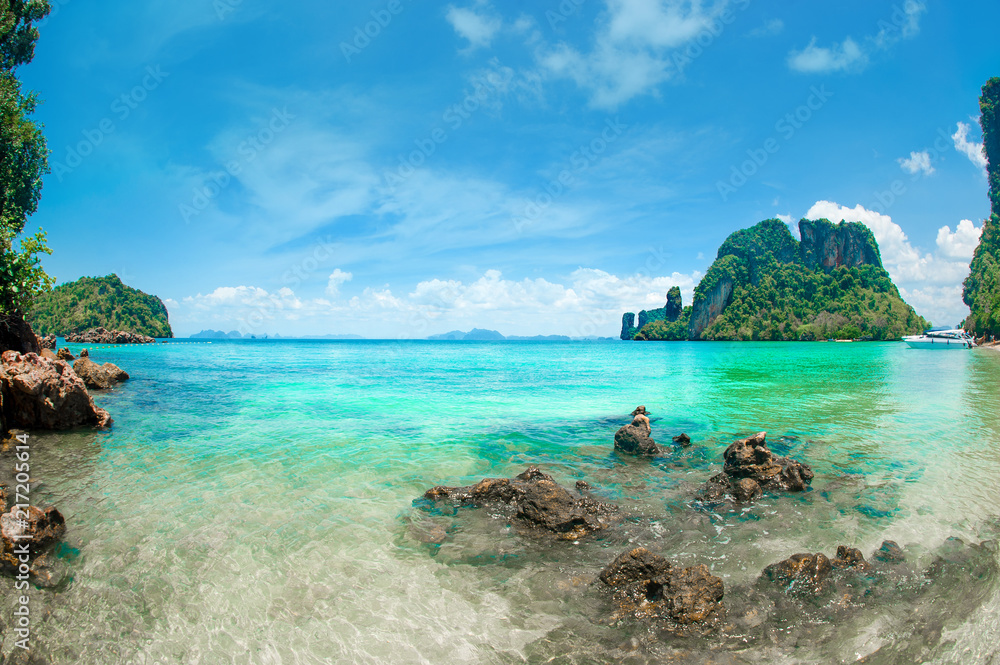 Fototapeta premium Blue sea, blue sky and paradise tropical beach