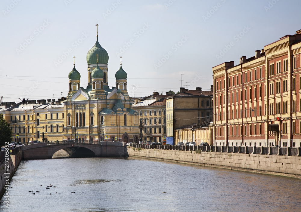 Naklejka premium Church of St. Isidore and Mogilev bridge over Griboedov canal in Saint Petersburg. Russia