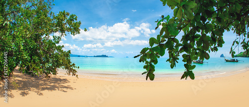 Blue sea, blue sky and paradise tropical beach © guruXOX