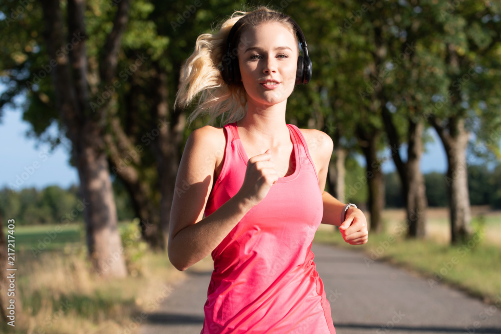 Junge Frau beim Joggen Junge Frau beim Joggen