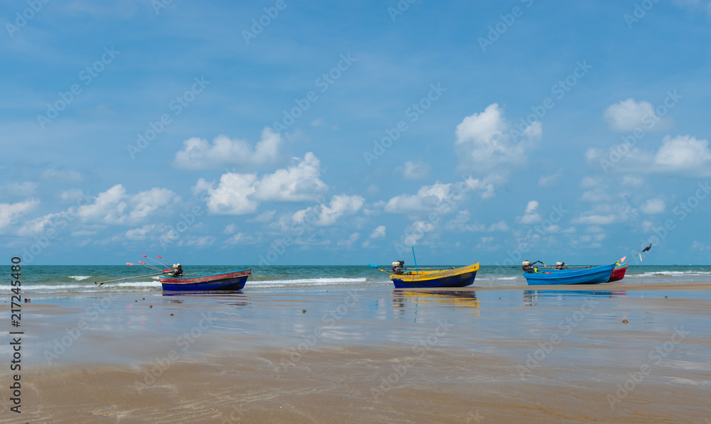 Fototapeta premium Colorful long-tail boat on the beach, Thailand.Tropical beach, long tail boat,blue sky, gulf of Thailand