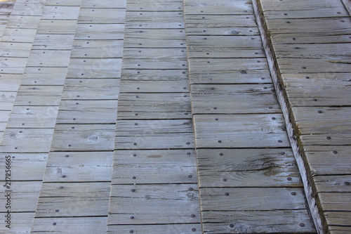 板材で作られた、蹴上の低い階段(愛媛県)