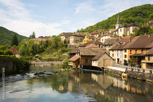 Village de lods en franche comté dans la vallée de la loue avec des reflets dans la rivière