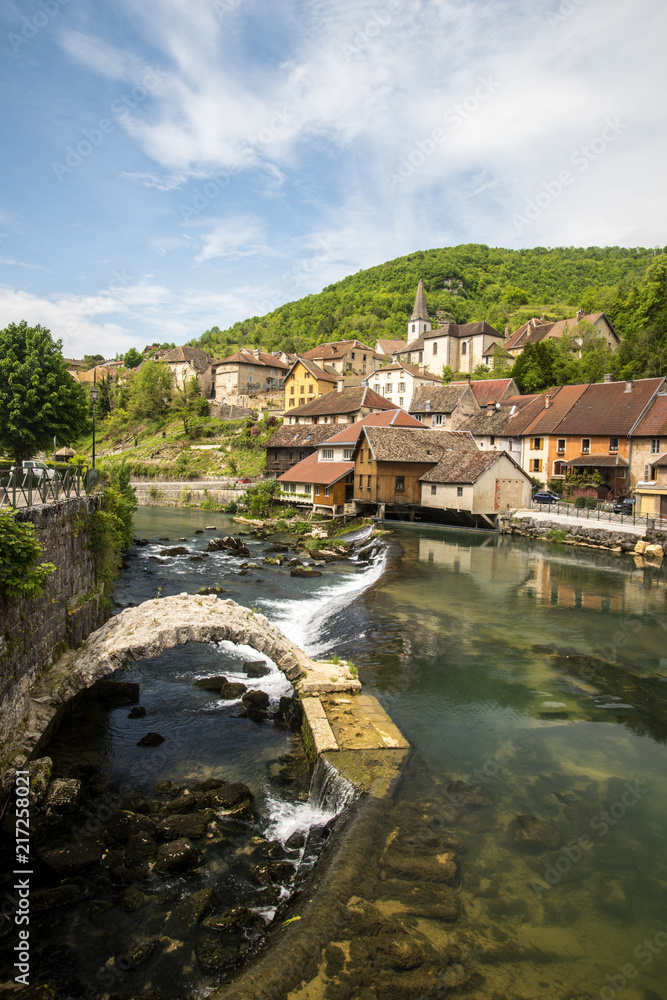 Ville de lods dans la vallée de la loue dans le doubs