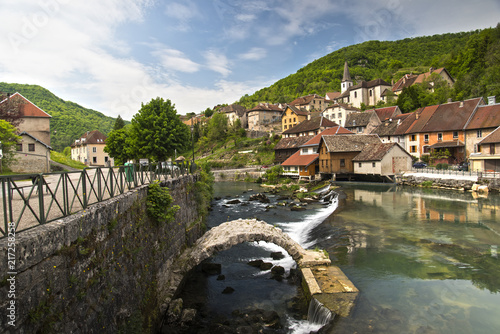 village de lods dans le doubs dans la vallée de la loue photo