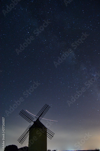 Molino de Viñuelas, Guadalajara, con Vía Láctea y avión