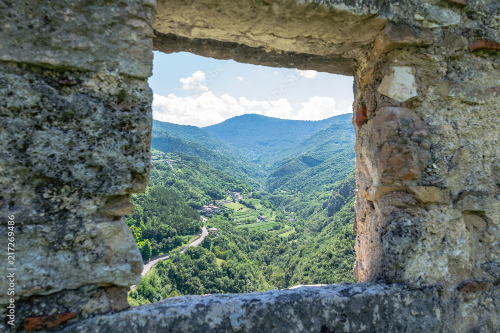 Blick durch ein Burgfenster in die Berge
