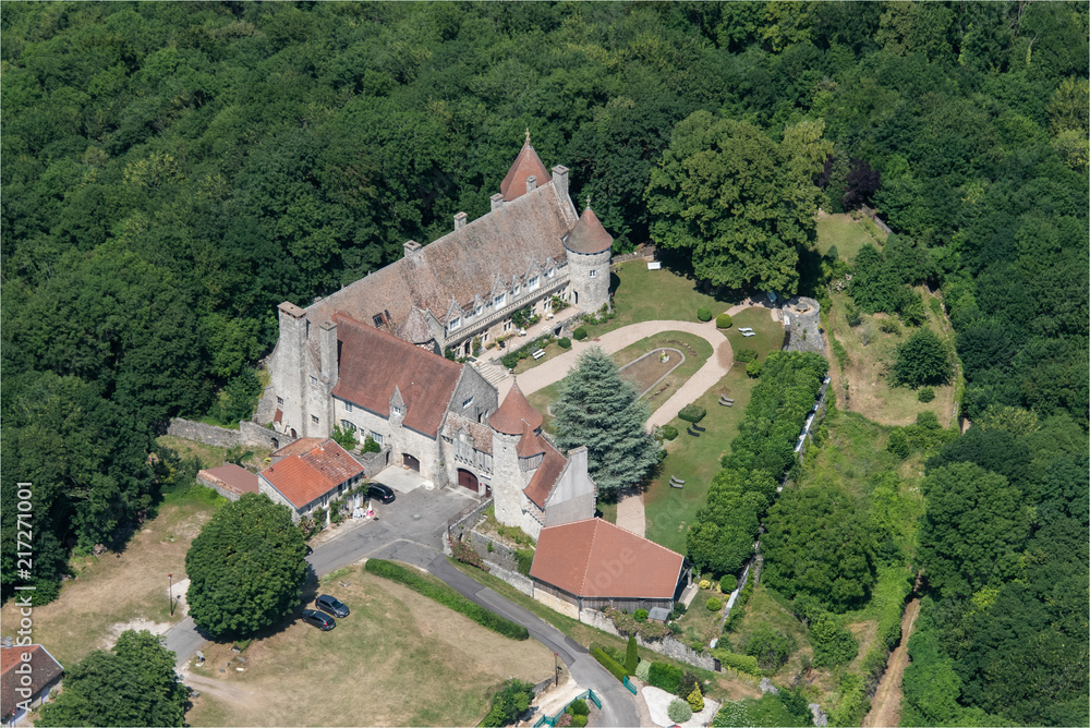 vue aérienne du château de Vigneulles-lès-Hattonchâtel dans la meuse en France