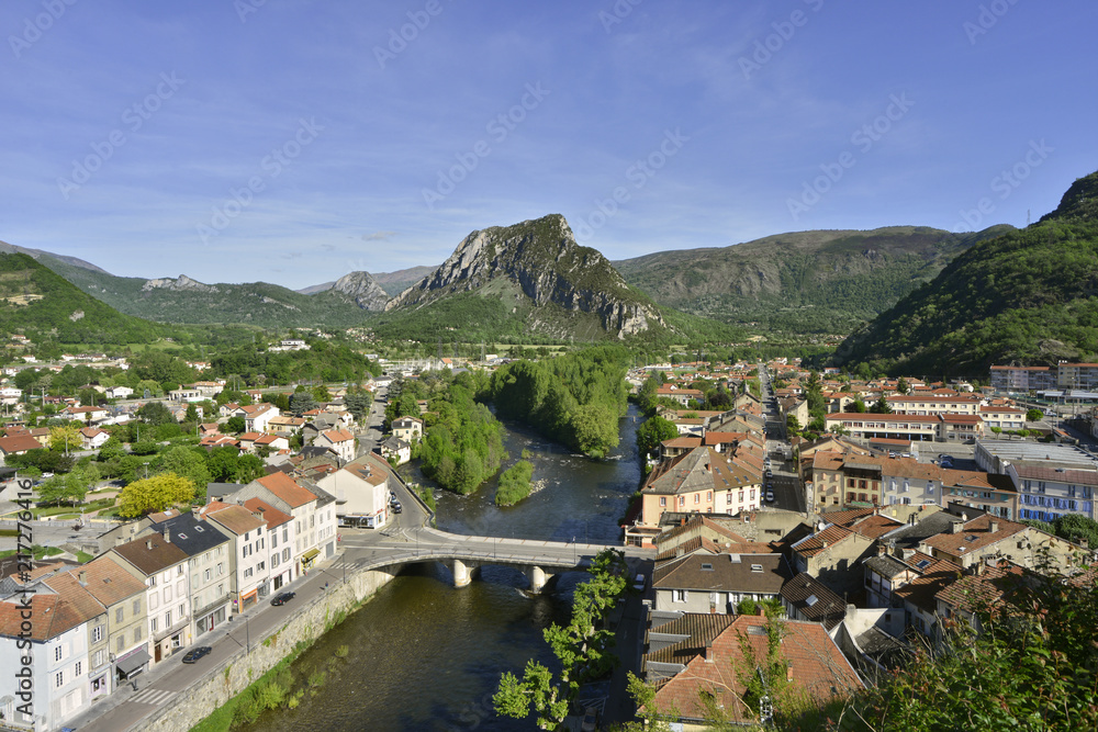 Plongée sur l'Ariège au coeur de Tarascon-sur-Ariège (09400) depuis le Castella, département de l'Ariège en région Occitanie, France