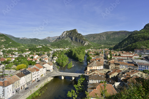 Plongée sur l'Ariège au coeur de Tarascon-sur-Ariège (09400) depuis le Castella, département de l'Ariège en région Occitanie, France photo