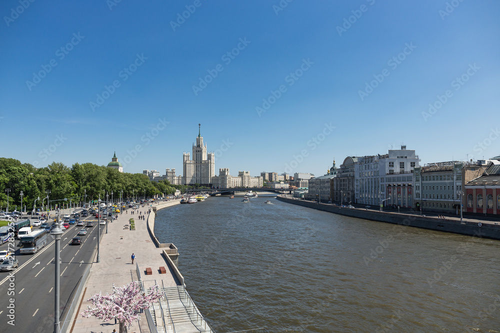 Obraz premium Panoramic view of Moscow river near Park Zaryadye in the center of Moscow