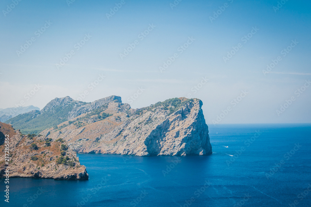 Les grandioses falaises du cap de Formentor à Majorque surplombant la mer Méditerrannée