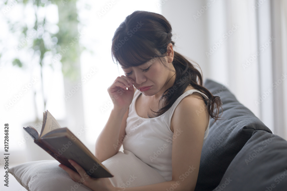 読書・女性・ソファ