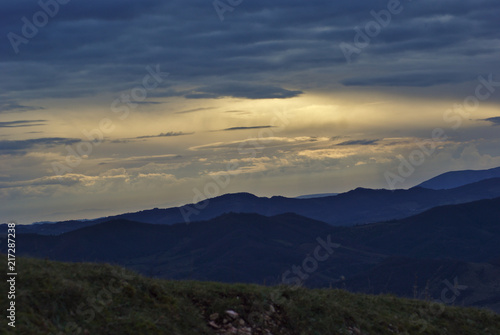 Fototapeta Naklejka Na Ścianę i Meble -  Montagne al tramonto