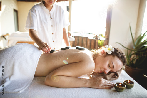 Φωτογραφία Woman getting a hot stone massage