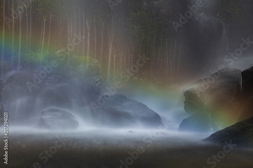 滝と虹