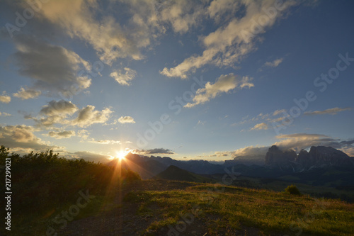 Sonnenaufgang auf der Seiseralm in Südtirol