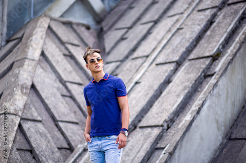 Young fashionable man posing against building © Novak