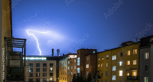 Blitzeinschlag über Häuserdach, Naturgewalt, Nacht photo