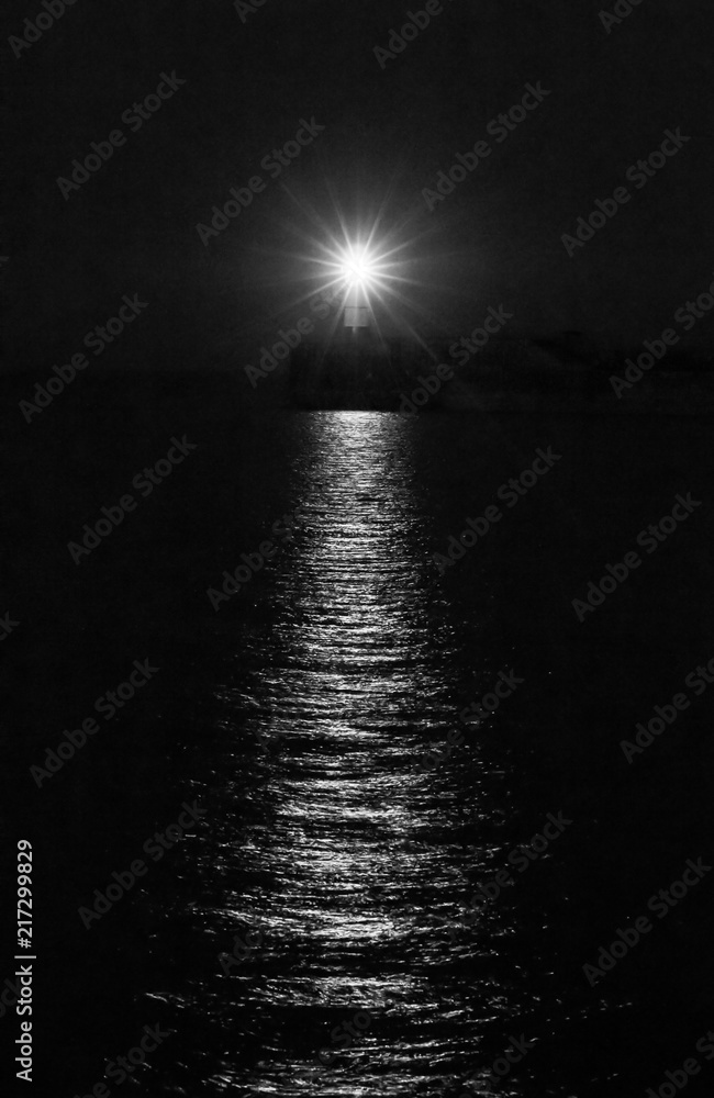 Obraz premium Latarnia morska Newhaven w nocy w czerni i bieli