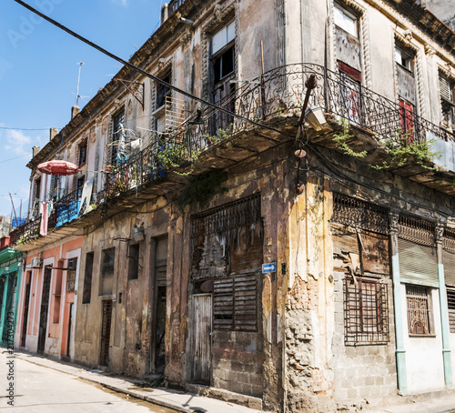Fototapeta Naklejka Na Ścianę i Meble -  Run down building is lived in Havana Cuba