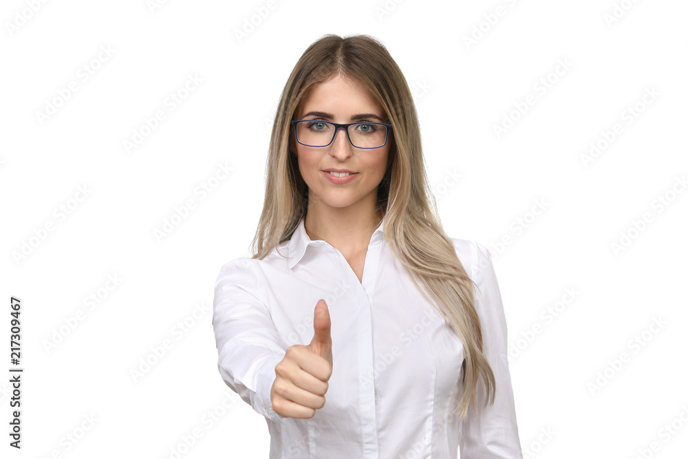 Hübsche blonde Frau mit Brille zeigt Daumen hoch