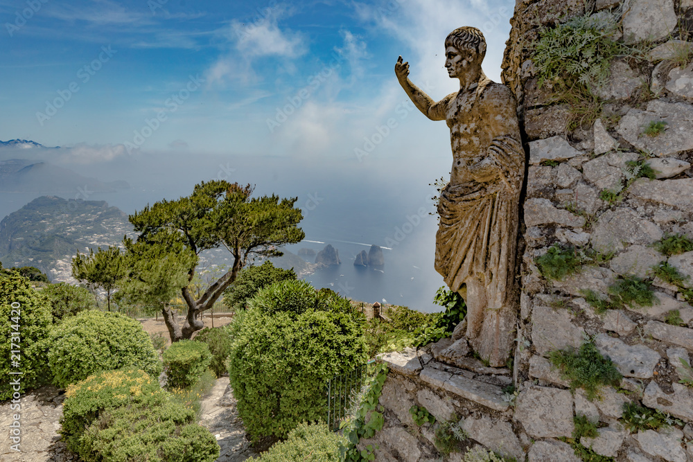 I Faraglioni e statua dell'imperatore Augusto, Capri