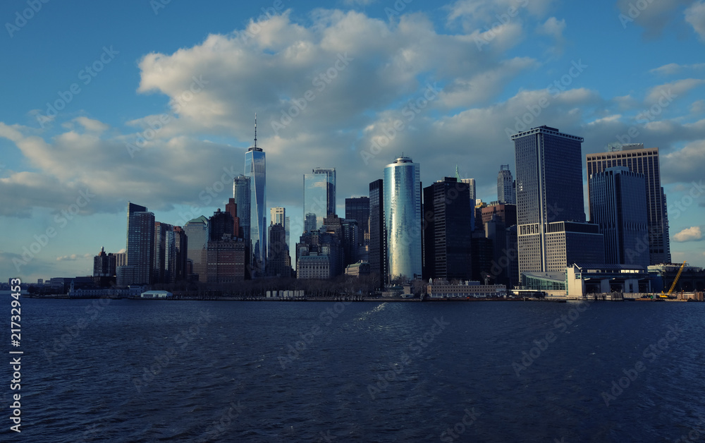 Fototapeta premium Panoramę Nowego Jorku z miejskimi drapaczami chmur nad rzeką Hudson. Panorama centrum Manhattanu. Widok na nabrzeże do portu o zachodzie słońca.