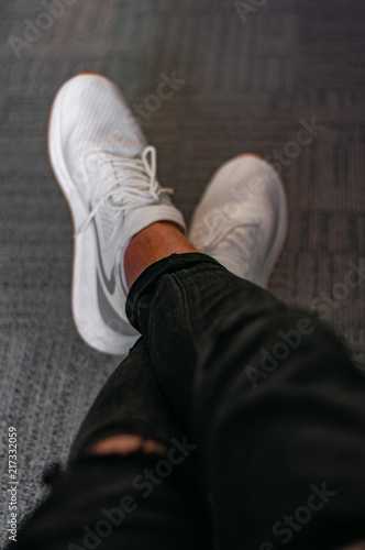 Buty białe i czarne spodnie