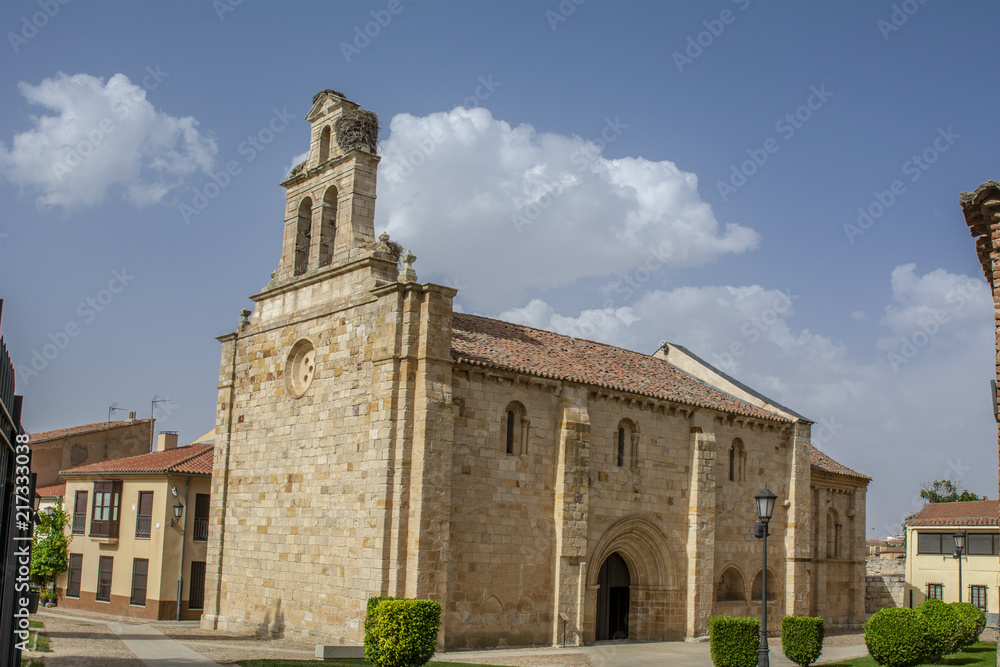 Iglesia románica de San Isidoro en la plaza de la catedral de  Zamora, España 