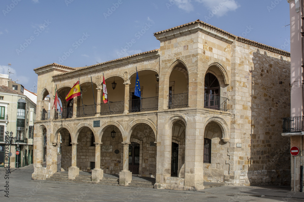 Fachada del viajo ayuntamiento en al plaza mayor de  Zamora ,España 