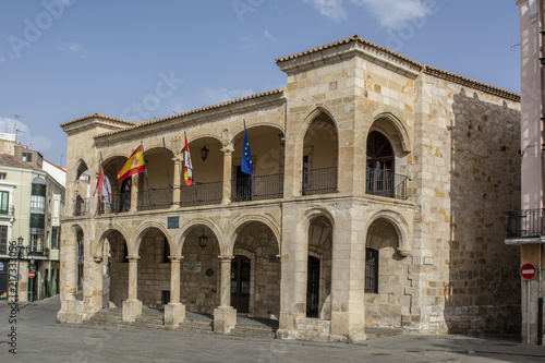 Fachada del viajo ayuntamiento en al plaza mayor de  Zamora ,España  © DoloresGiraldez