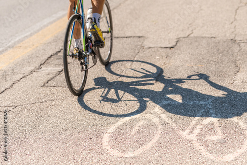 Rennradfahrer auf einem mit einem Fahrrad markierten Fahrradweg photo