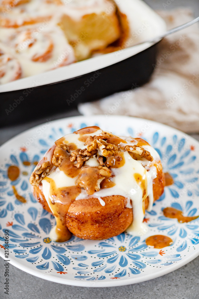cinnamon rolls with cream cinnamon rolls with cream